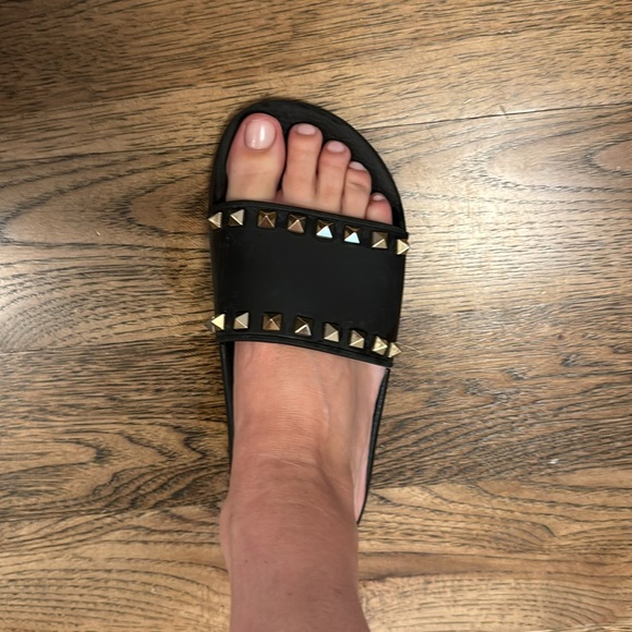 Valentino rockstud slides black size 38 (I’m a size 7 and they fit perfectly). - Picture 4 of 7